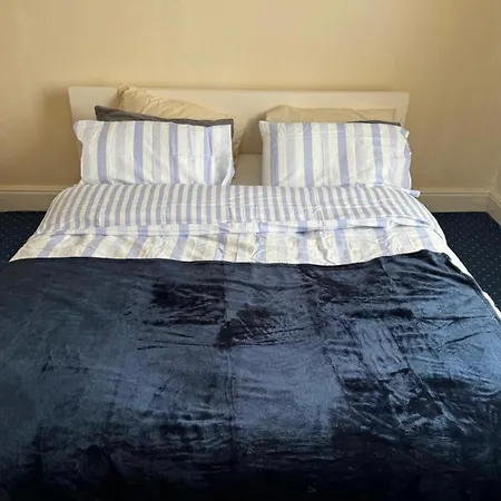 Cozy Rooms In London And Manchester-2